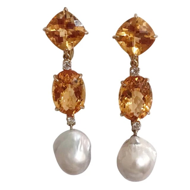 Contemporary Christina Addison 18kt Yellow Gold and Pearl Bracelet With Sapphire Toggle For Sale - Image 3 of 12