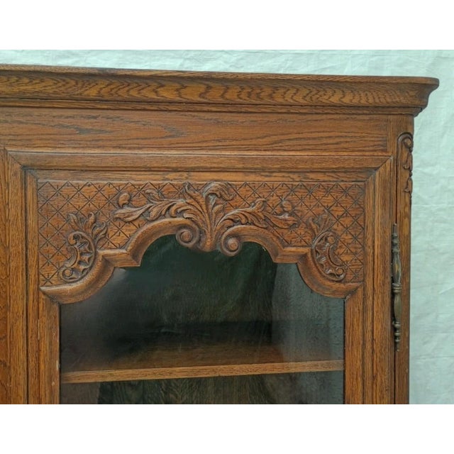 Antique 1900s French Tiger Oak Display Cabinet, Louis XV Style, Carved Glass Door Bookcase For Sale - Image 13 of 17