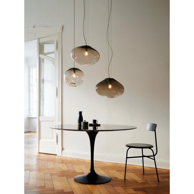 The color of the metal and cable can be chosen as Silver, Gold or Black. European Plug (up to 250V).