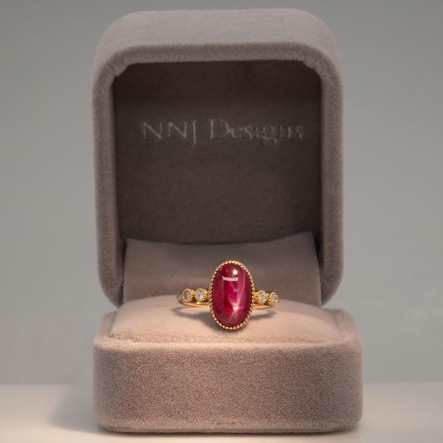 Modern 3.5Ct Star Ruby Ring With Earth Mined Diamonds Accents: Solid 14k Gold, Size 6.75 For Sale - Image 3 of 8