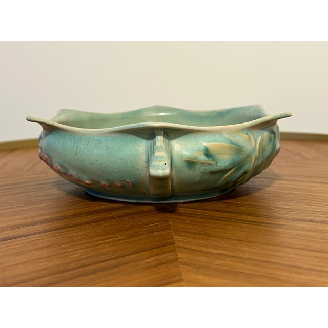 1940s Vintage Roseville Bleeding Heart Handled Bowl Signed 379–6 Estate Find For Sale - Image 5 of 14