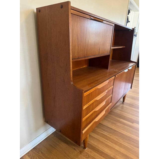 Item #AAZ50 Beautifully crafted by Stone Furniture, a renowned London-based British cabinetmaker, this stunning mid-...