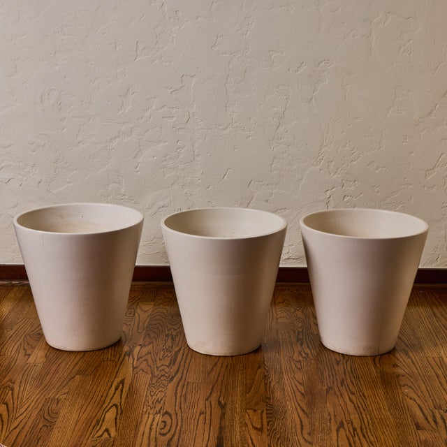 Gainey Pottery 1970s White Conical Gainey Planters in the Manner of LaGardo Tackett - Set of 3 For Sale - Image 4 of 11