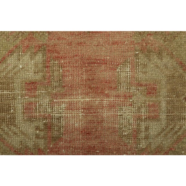 Traditional Vintage Turkish Rug in Pink With Green & Cream Floral Medallion | Rug & Kilim For Sale - Image 3 of 7