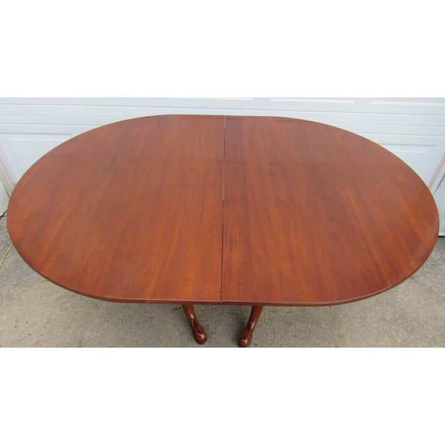 Queen Anne 1980s Henkel Harris Cherry Dining Room Table Four Leaves Set For Sale - Image 3 of 13