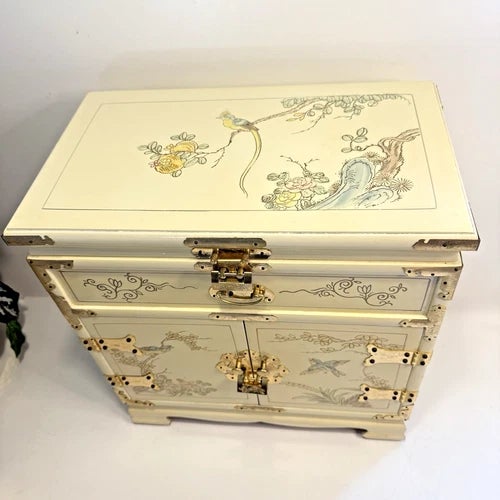 Vintage Large Japanese Cream Lacquer Wood Jewelry Box 3 Drawers, Lift Top With Two Locks For Sale In Tampa - Image 6 of 13