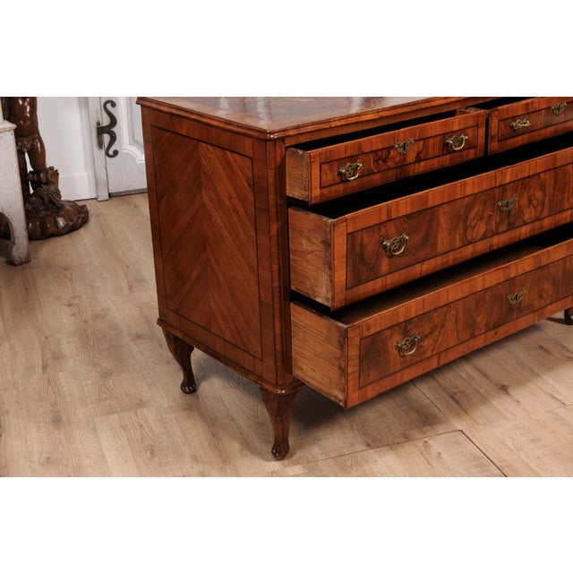 Auburn 18th Century Venetian Walnut and Mahogany Commode with Bookmatched Veneer For Sale - Image 8 of 12