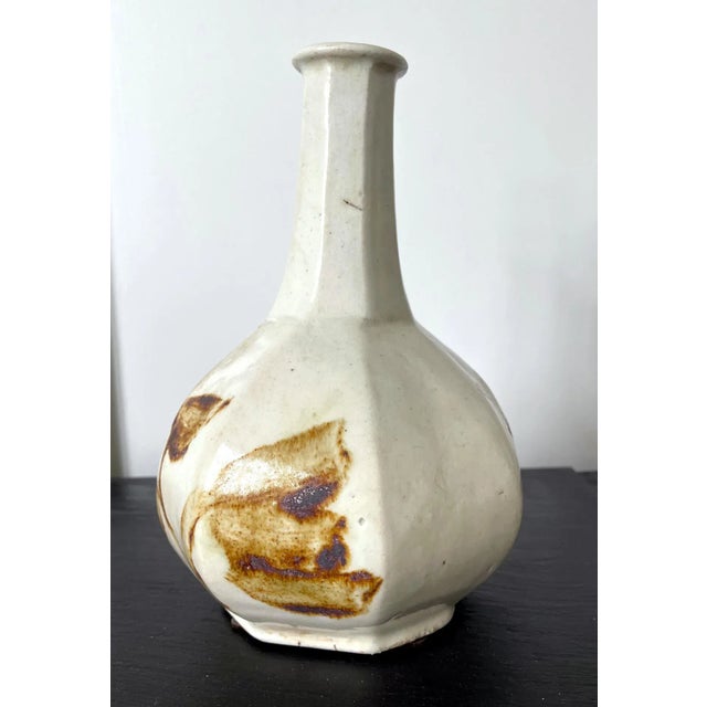 Mid 19th Century Korean Joseon Dynasty Ceramic Faceted Wine Bottle For Sale - Image 10 of 13