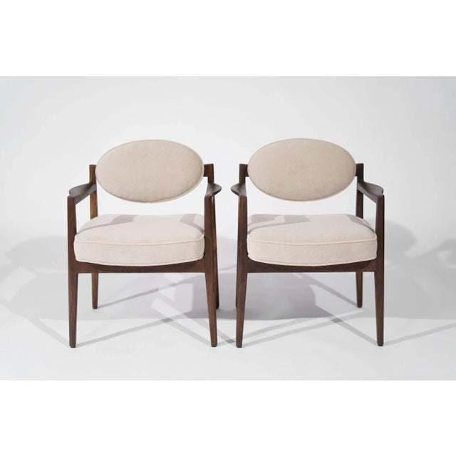 Pair of Jens Risom Walnut Armchairs in Natural Mohair, Circa 1950s For Sale In New York - Image 6 of 11
