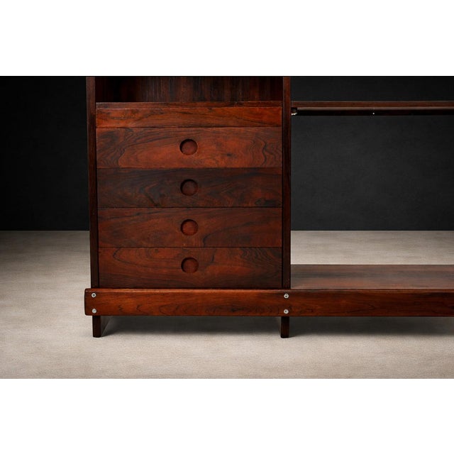 Brazilian Modern Bookshelf in Rosewood, Sergio Rodrigues, C. 1968 For Sale In New York - Image 6 of 15