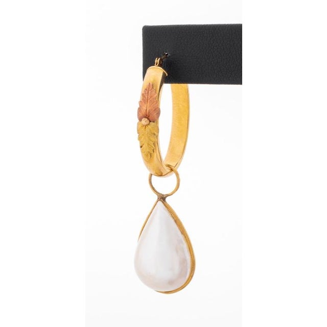 Contemporary 12k Tri-Color Gold Hoop Earrings With 14k Pearl Drops For Sale - Image 3 of 5