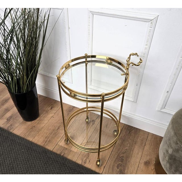 1970s Italian Hollywood Regency Round Two-Tier Brass and Glass Bar Cart from Milo Baughman, 1970s For Sale - Image 5 of 9
