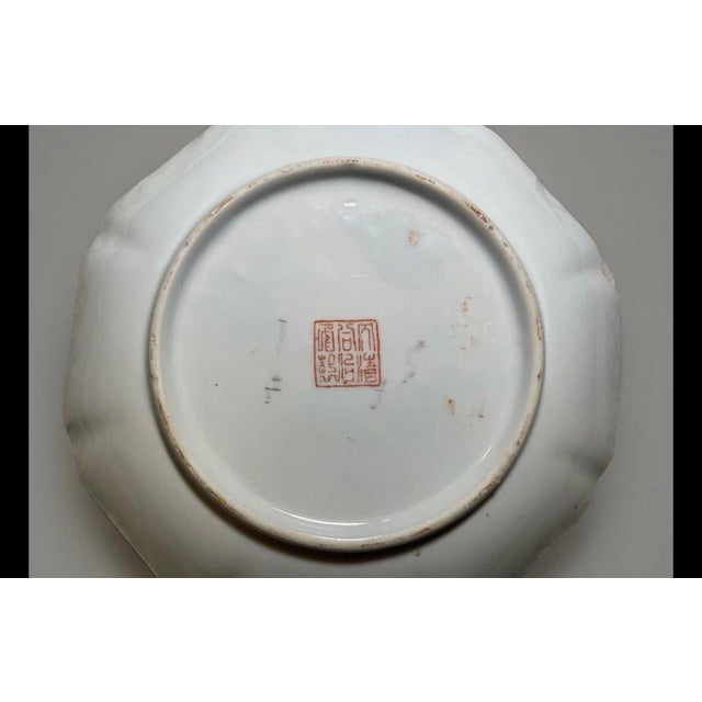 Chinese Mid 19th Century Tongzhi Qing Period Chinese Imari Porcelain Charger Plate. For Sale - Image 3 of 3