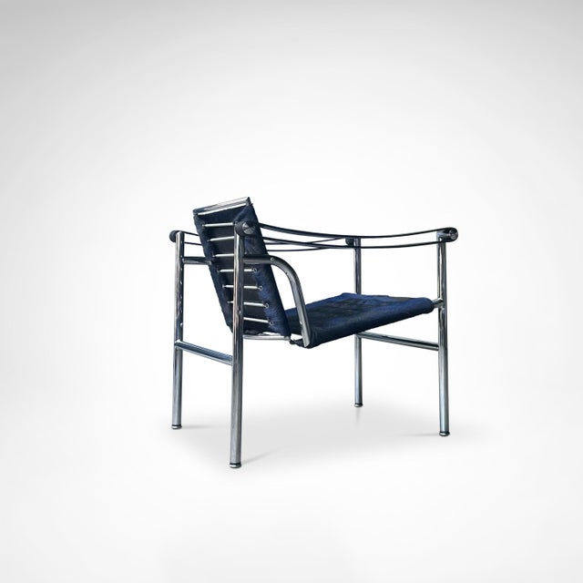 Iconic design from the bauhaus period, issued by Cassina. A very rare blue and black ponyskin edition, one that has been...