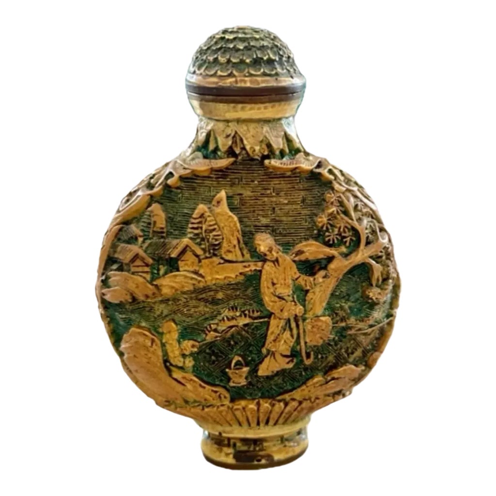 Late 20th Century Finely Detailed Green Chinese Snuff Bottle
