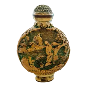 Late 20th Century Finely Detailed Green Chinese Snuff Bottle