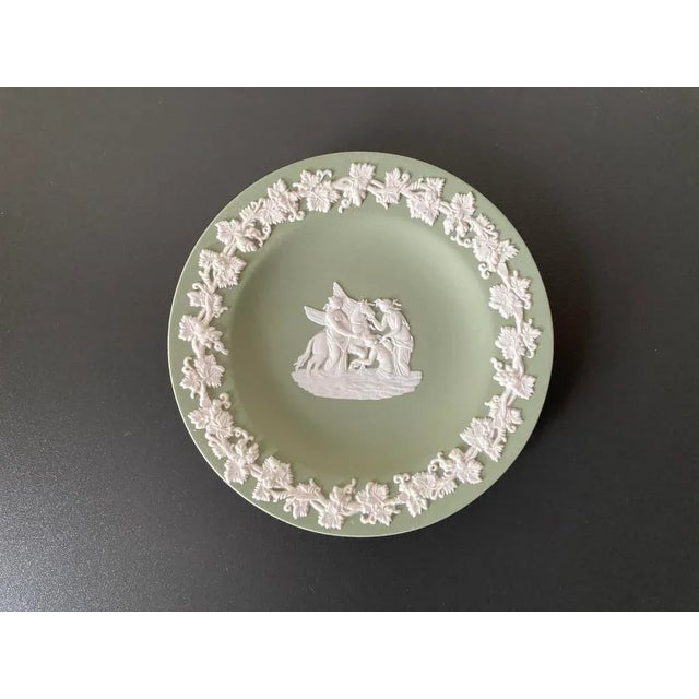 A beautiful English Wedgwood Jasperware jewelry dish with Neoclassical design, mid 20th century England. Piece is a matte...