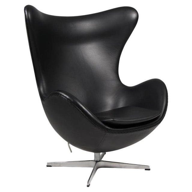 Egg Chair in Black Leather by Arne Jacobsen for Fritz Hansen, 2024 For Sale - Image 9 of 9