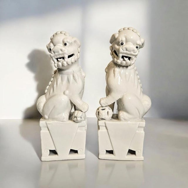 Hollywood Regency 1960's White Ceramic Wai Ming Foo Dogs For Sale - Image 3 of 8