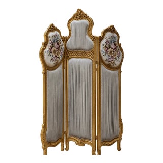 French Louis XV Style Gold Leaf Dressing Screen – Light Gray Floral Upholstered Room Divider For Sale