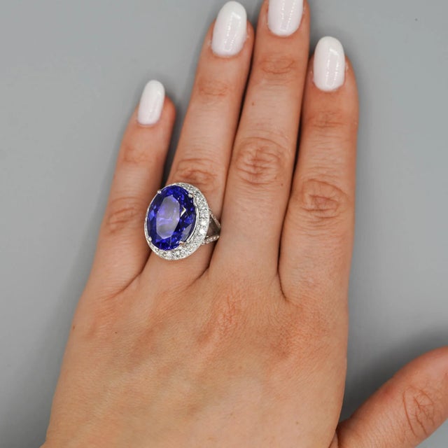 Art Deco 18.06 Carat Aaaa Tanzanite 18k White Gold Split Shank Ring, Size 5.25 For Sale - Image 3 of 11
