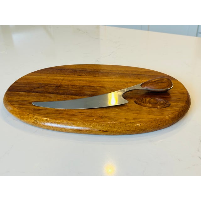1970s Vintage Dansk Teak Cheese Board & Knife Set – Mid-Century Modern Danish Design by Vivianna Torun For Sale - Image 5 of 9