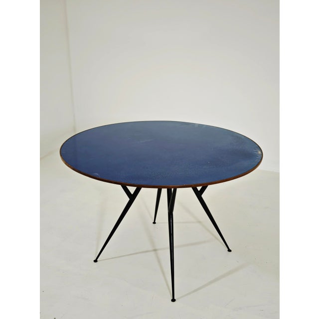 Vintage round table dating back to the 1950s, typical of Italian modernism. The design features elements typical of...