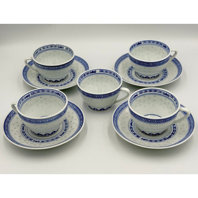 Chinese 1970s Jingdezhen Rice Eye Grain Cups & Saucers Blue & White Porcelain 9pc Set For Sale - Image 3 of 10