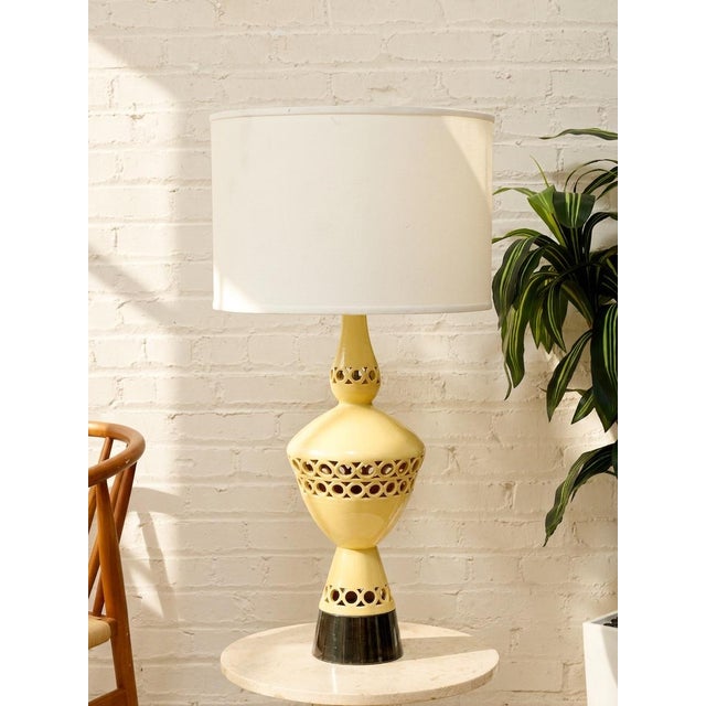 Vintage Mid-Century Atomic Ceramic Table Lamp With Cutout Base For Sale In Los Angeles - Image 6 of 12