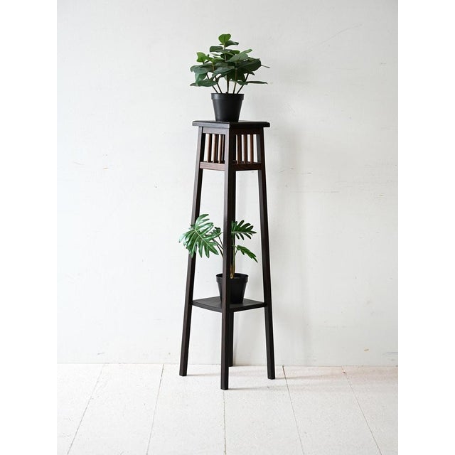 Elegant wooden pedestal, with slender and refined lines, ideal for plants or decorative objects. The light and essential...