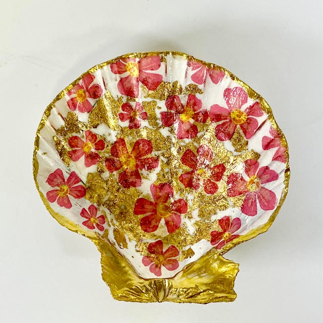 Folk Art 1970s Vintage Boho Chic Folk Art Coastal Découpage Clam Seashell Catchall Trinket Dish. For Sale - Image 3 of 11