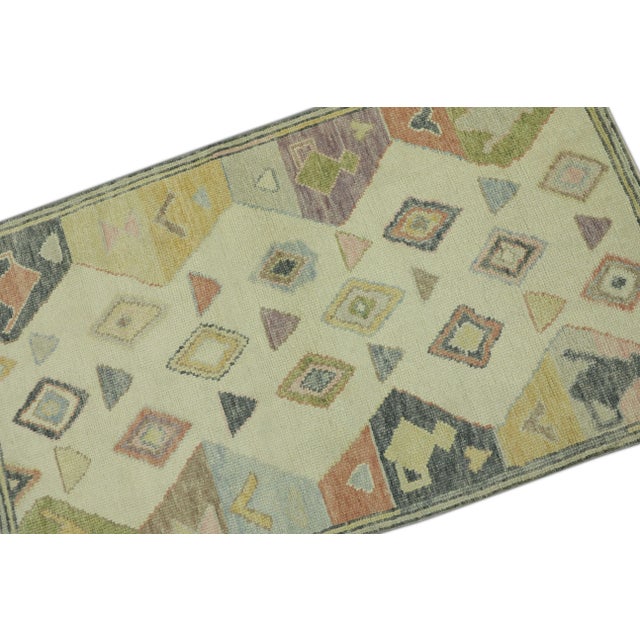 This modern Turkish Oushak rug is a stunning piece of art that has been handwoven using traditional techniques by skilled...