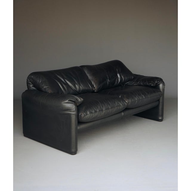 Mid-Century Modern Two Seater Maralunga Sofa in Black Leather from Cassina, 1970s For Sale - Image 3 of 18