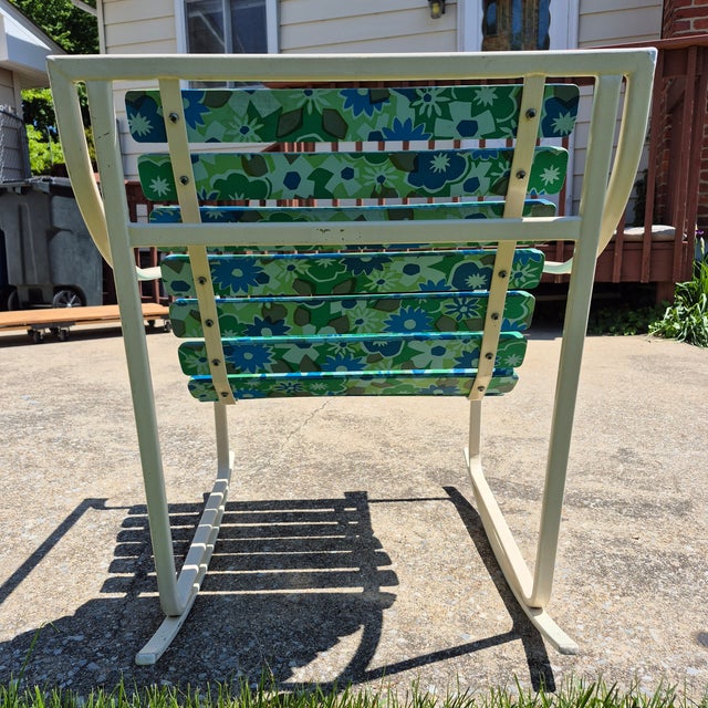 1960s Samsonite Aluminum Rocking Chair With Original Retro Floral Vinyl - Very Good Condition For Sale In Washington DC - Image 6 of 9