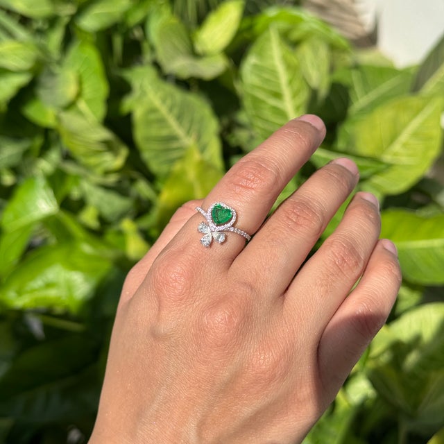 Metal Heart Emerald and Diamond Statement Cocktail Ring in 18k Gold Size 6.5 For Sale - Image 7 of 18