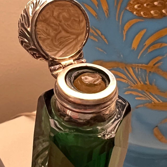 Beautiful Victorian scent bottle in emerald green with sterling caps // double-ended perfume bottle // vanity decor // antique boudoir For Sale - Image 11 of 18