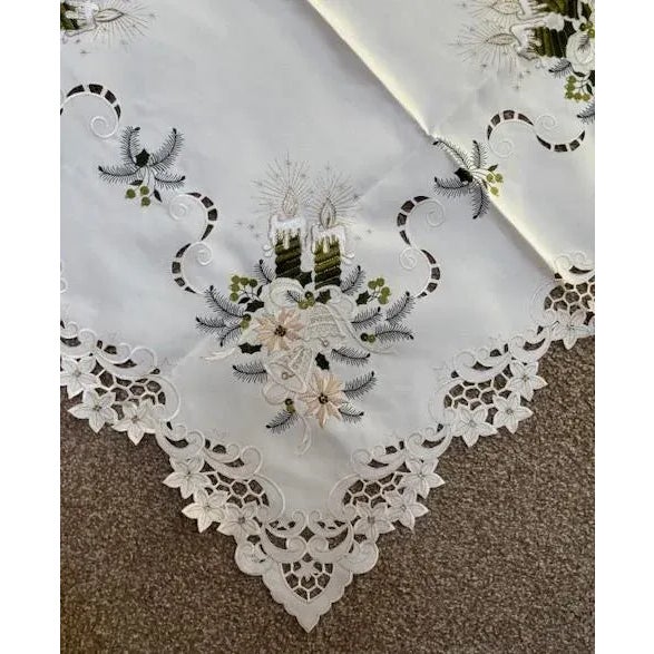 Beautiful Christmas motif table topper - brand new In each corner, 2 white decorative candles Scalloped edges Made of...