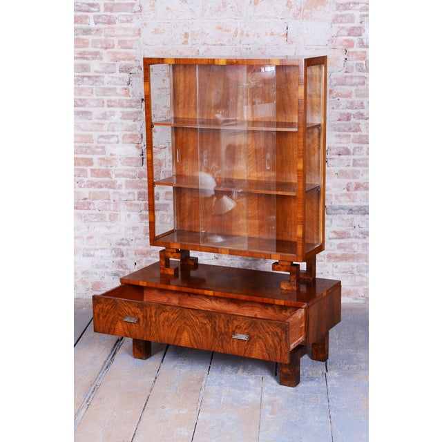 1920s Czech Art Deco Display Cabinet in Walnut and Glass, 1920s For Sale - Image 5 of 16