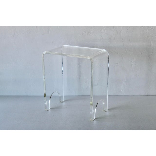 1980s Minimalist Waterfall Thick Lucite Vanity Bench Stool Side Table Leg Cutout Detail Vintage For Sale - Image 10 of 10