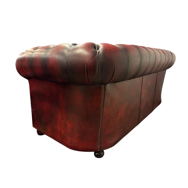 Vintage Chesterfield Three-Seater Sofa in Oxblood Leather, 1980s For Sale - Image 4 of 8