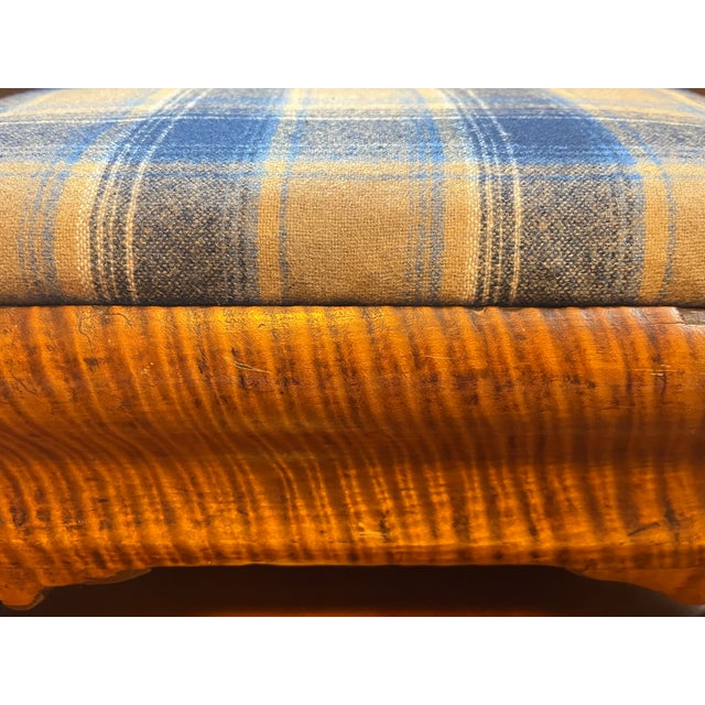 Antique 19th Century American Classical Foot Stool in Highly Figured Tiger Maple Circa 1830 For Sale In New York - Image 6 of 18