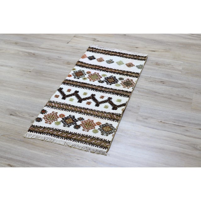 Size: 1.7 x 3.4 ft - 51 x 105 cm - 20 x 41 inches Color: Organic Natural Dye (Beige,Red,Brown,Green) Material: 100% Hand...