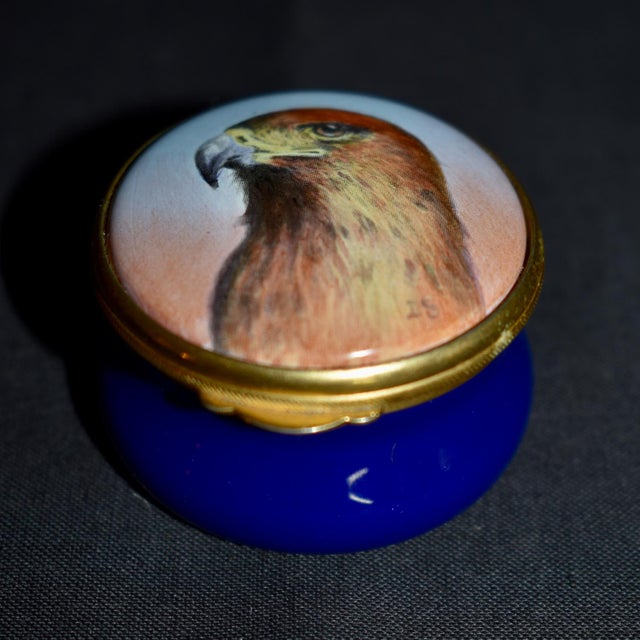 1980s VTg. Ashley Enamel's Trinket Box Hand Painted Kestrel Hawk Bird of Prey Blue For Sale - Image 5 of 11