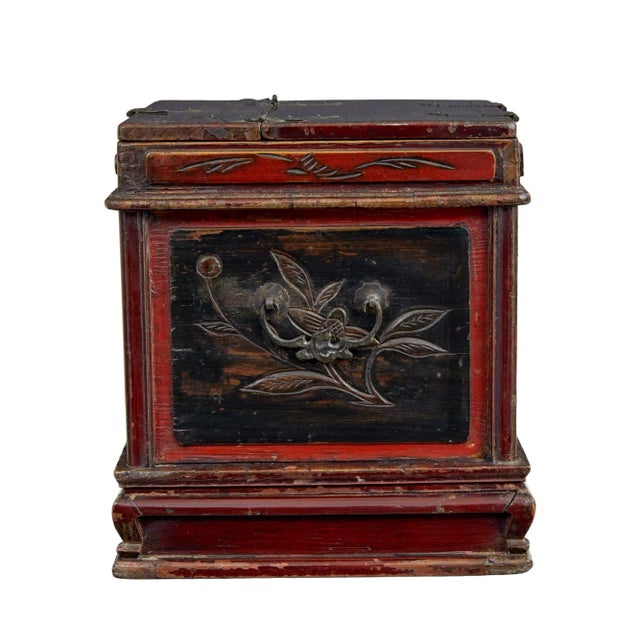 Early 20th century lacquered vanity box circa 1910. Good quality chinese export table top vanity box. Hand painted in a...