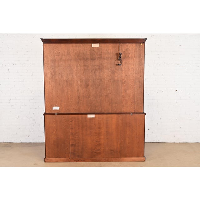 1990s Henkel Harris Georgian Carved Mahogany Lighted Breakfront Bookcase Cabinet For Sale - Image 11 of 12