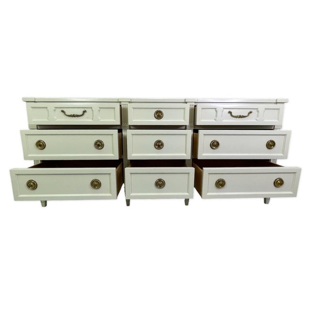 Vintage American of Martinsville Off-White Lacquered Triple Dresser With Original Brass Hardware For Sale In Los Angeles - Image 6 of 17