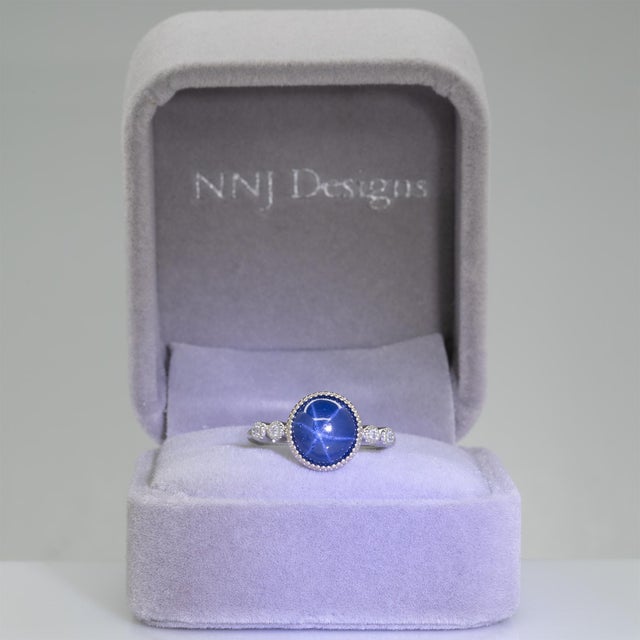 Modern 4.1Ct Star Sapphire Ring With Natural Diamond Accents: Solid 14k Gold, Size 6.75 For Sale - Image 3 of 8