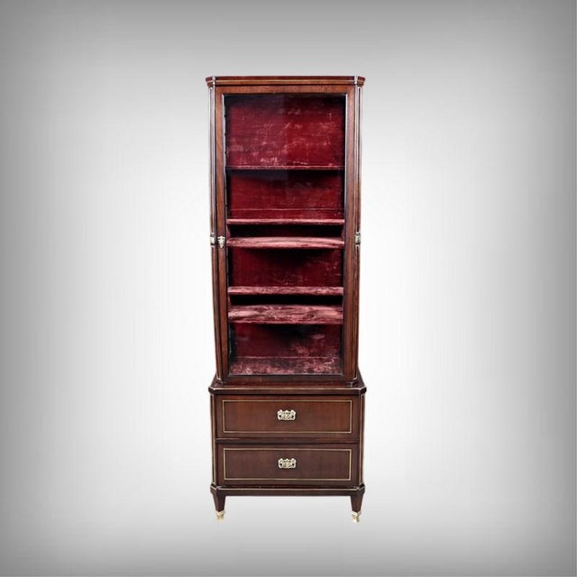 Small Antique Mahogany Display Cabinet, 1890s, in Restored conditions. Designed 1890 to 1919