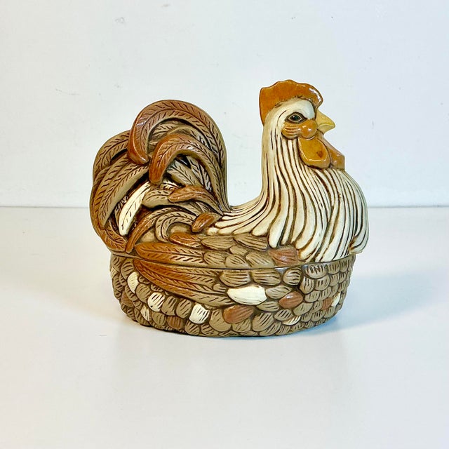 Farmhouse 1985 Vintage Arts & Crafts Americana Farmhouse Folk Art Ceramic Hen on Nest Covered Tureen For Sale - Image 3 of 13