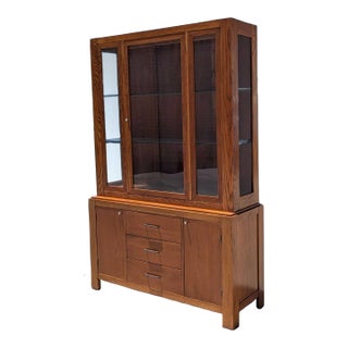 Vintage Bernhardt Oak Glass Display Hutch Cabinet With Light, 1980s, Traditional For Sale